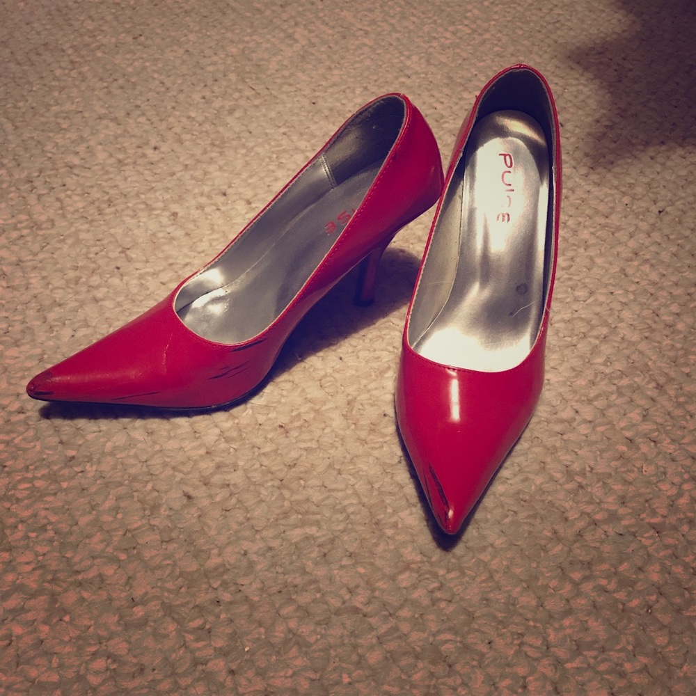 Red pointed heels sz6
